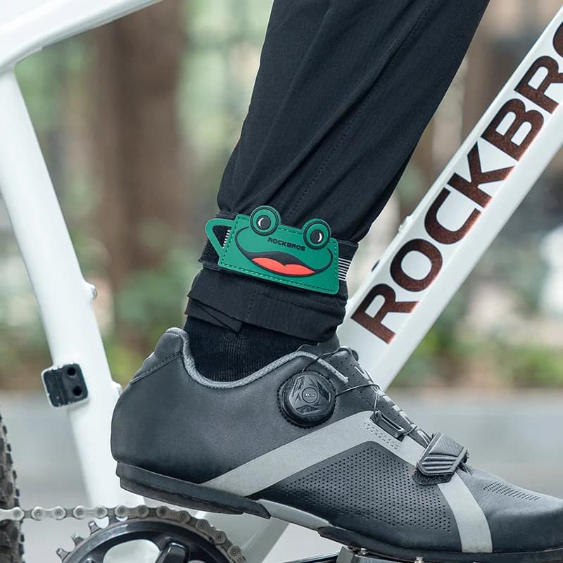 Justerbar ankelrem til cykelbukser for sikkerhed